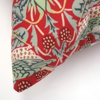 Kussenhoes Strawberry Thief rood  44 x 44 cm