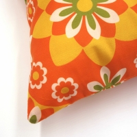 Retro kussenhoes oranje bloemen | 45 x 45 cm